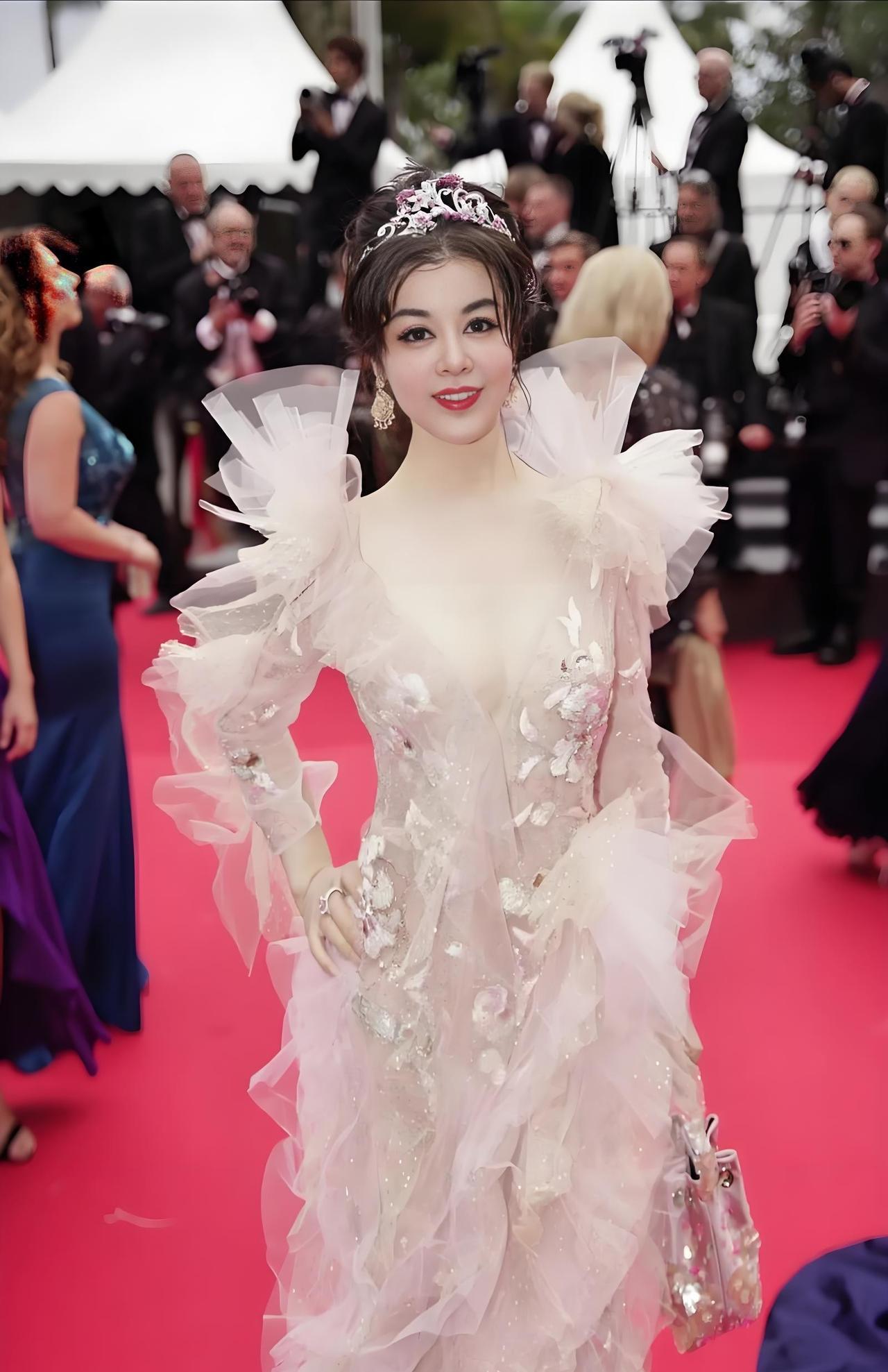 于文红说，她的高定礼服可值钱了，但她并不把高定礼服当回事。有些女人，会专门弄个