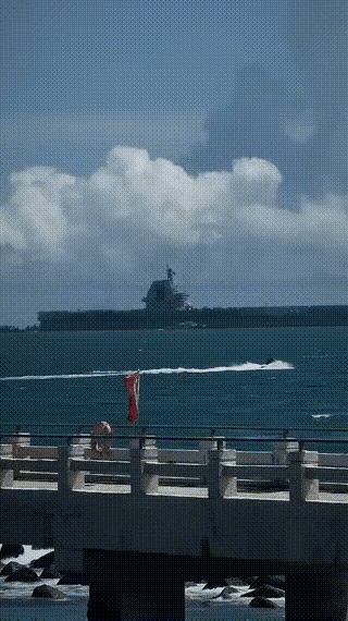 一艘来自东大的八万余吨压迫感！！东大航空母舰鹰酱:兔子，这玩意就8万多吨
