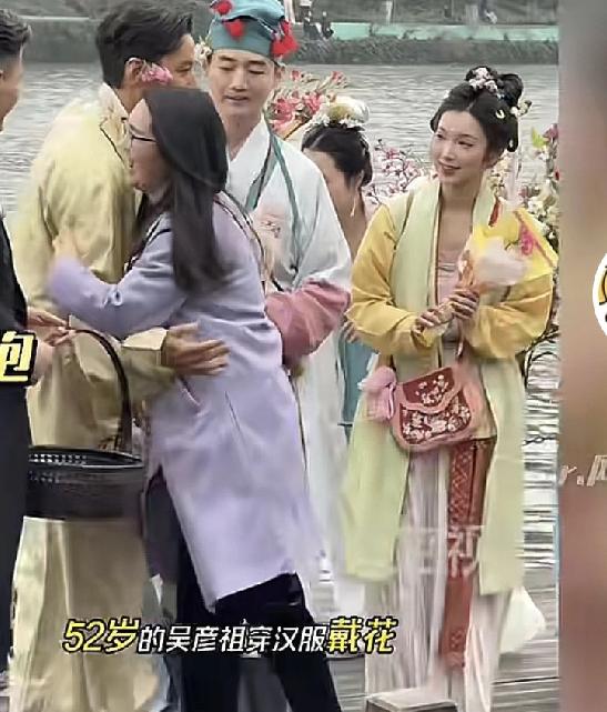 吴彦祖也太暖了吧！3月8日，有网友在西湖偶遇男神，晒出的照片简直让人羡慕到尖叫！