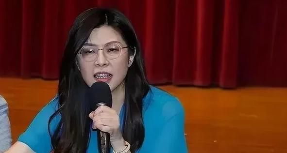 国民党副主席张荣恭最近在节目里爆了个猛料，说郑丽文根本不是大家以为的