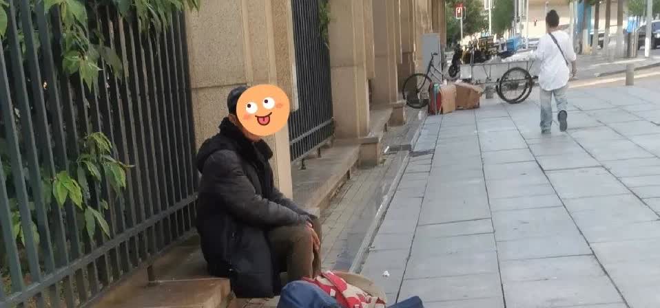 大连很热，都二十八九度了，还有人穿棉大衣！昨天晚上出去遛弯，看到一个老爷