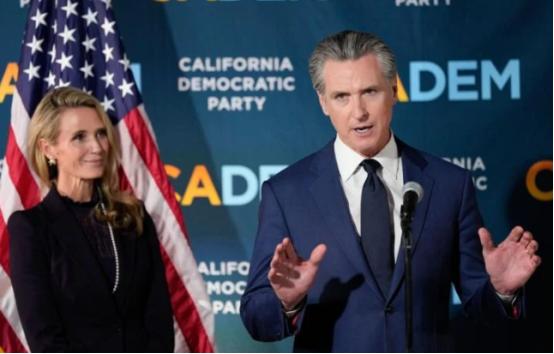 纵观特朗普两个任期，对华态度相对友好、理性的加州州长纽森一直在不遗余力地与他唱反