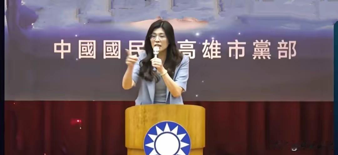 郑丽文今天上午在台南说明会发表激情演讲，台下长时间欢呼沸腾，主持人不得不打断:请