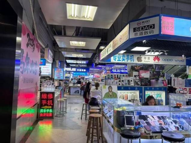 “开学三件套”彻底涨疯了，家长看完价格直接破防：这哪是给孩子买装备，分明是先搭进