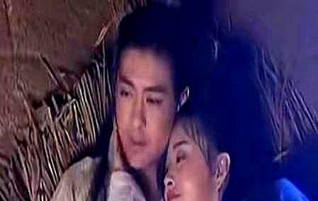 导演一喊吻戏，整个片场最先动的不是演员，是胃。老油条会提前啃点味道冲的东西。