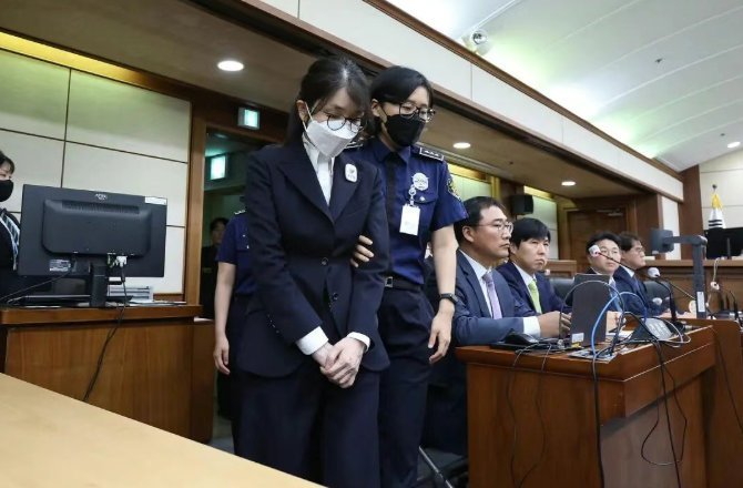 尹锡悦夫妇法庭相见细节曝光故事情节：尹锡悦眼眶泛红，完全转身面向金建希，他偶尔露