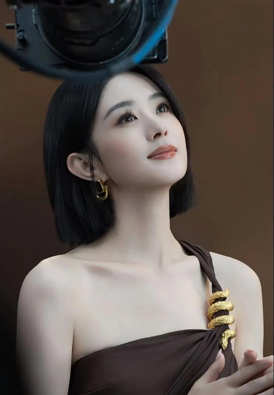 哇塞，我的妈耶，今儿的丽颖也太美了，真是逆生长越来越嫩，仿佛回到杉杉来了那个时候