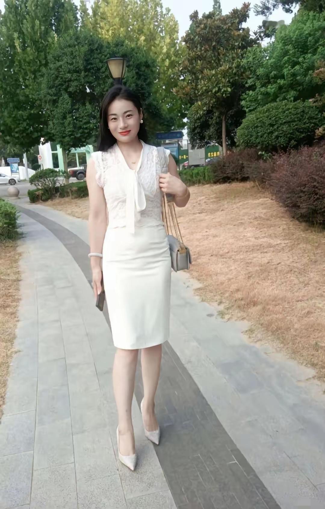 二婚女人带八岁儿子，长相身材都不错，工作稳定小学教师。男方却拒绝了，理由是不想替