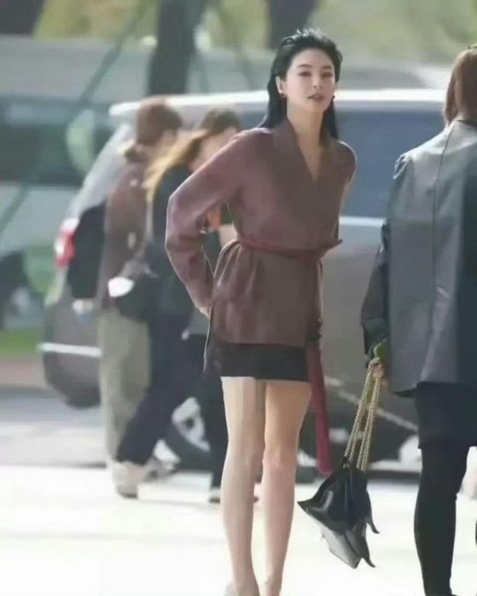 怪不得宁静说张雨绮“全身散发着肉香”，现实里遇见，浑身都是肉肉的，这身材绝了​​​