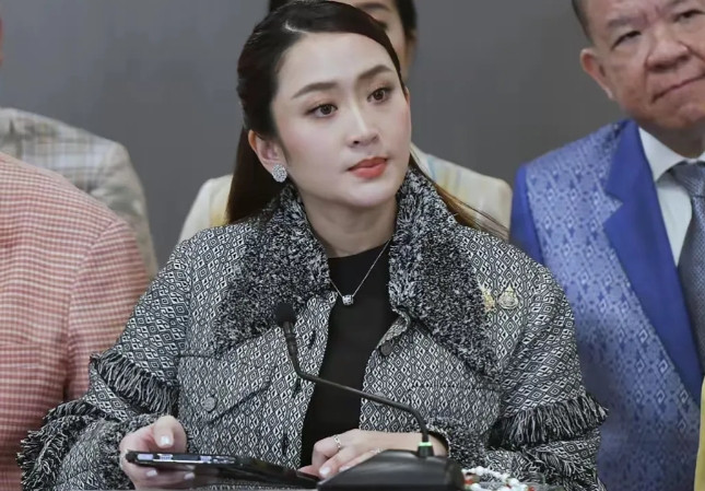 泰王被请出山，佩通坦强势回归，洪森罕见异常安静，在泰国政局混乱之际，佩通坦意外