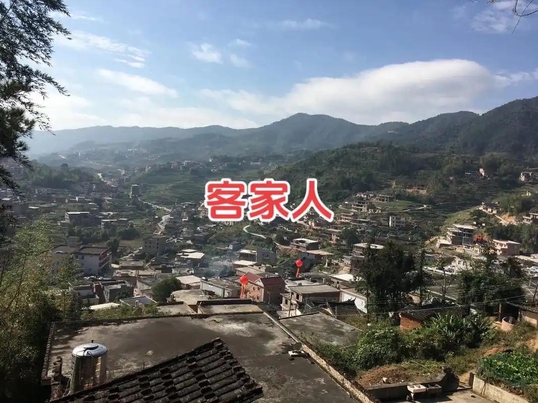 客家人是汉族重要民系，根在中原。自西晋永嘉之乱起，历经五次大规模南迁，辗转落脚闽