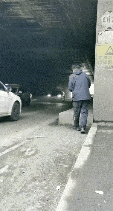 被这个大哥暖到了一桥洞下面有一块凸出的台阶，上面的反光贴被厚厚的灰尘盖住了，