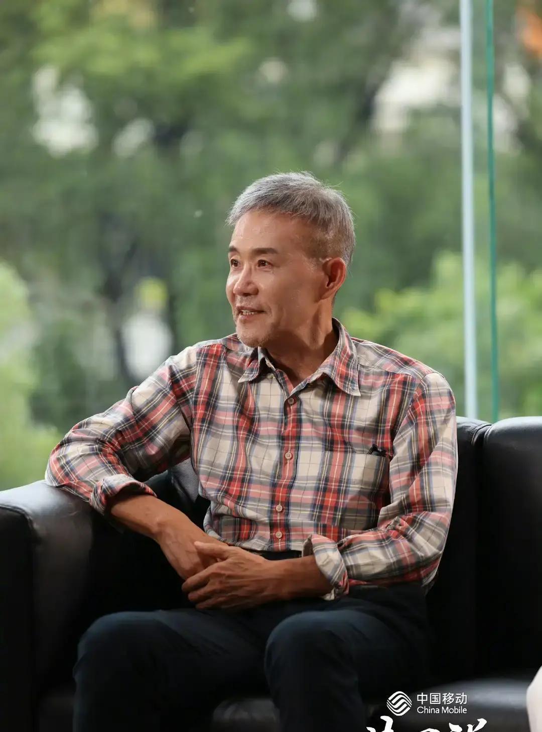 75岁王石再送红烧肉田朴珺端碗那刻，全网闭嘴。2025年12月，王石