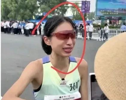 这个护士，经常调班去跑马拉松。好家伙，来这一套。既然道德绑架不了领导我就曝光让