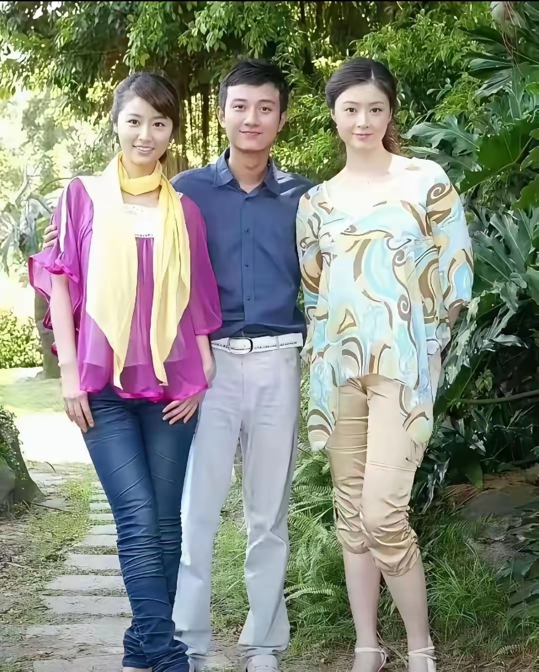 看到文章、林心如和蒋欣年轻时的合照，简直被美到了！照片里，林心如身穿紫色短袖配牛