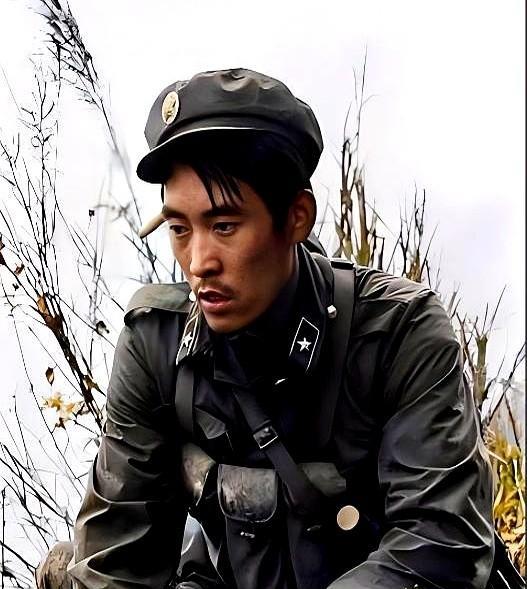 1988年，两山轮战期间，刚刚从战场上下来的英雄连长邱枢。此时，他背着冲锋枪，