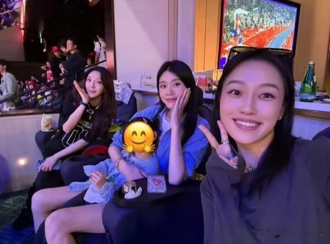 何猷君奚梦瑶一家四口现身澳门，观看NBA中国赛。何猷君一身黑色穿搭，一手牵着六岁儿子何广燊，一手牵着
