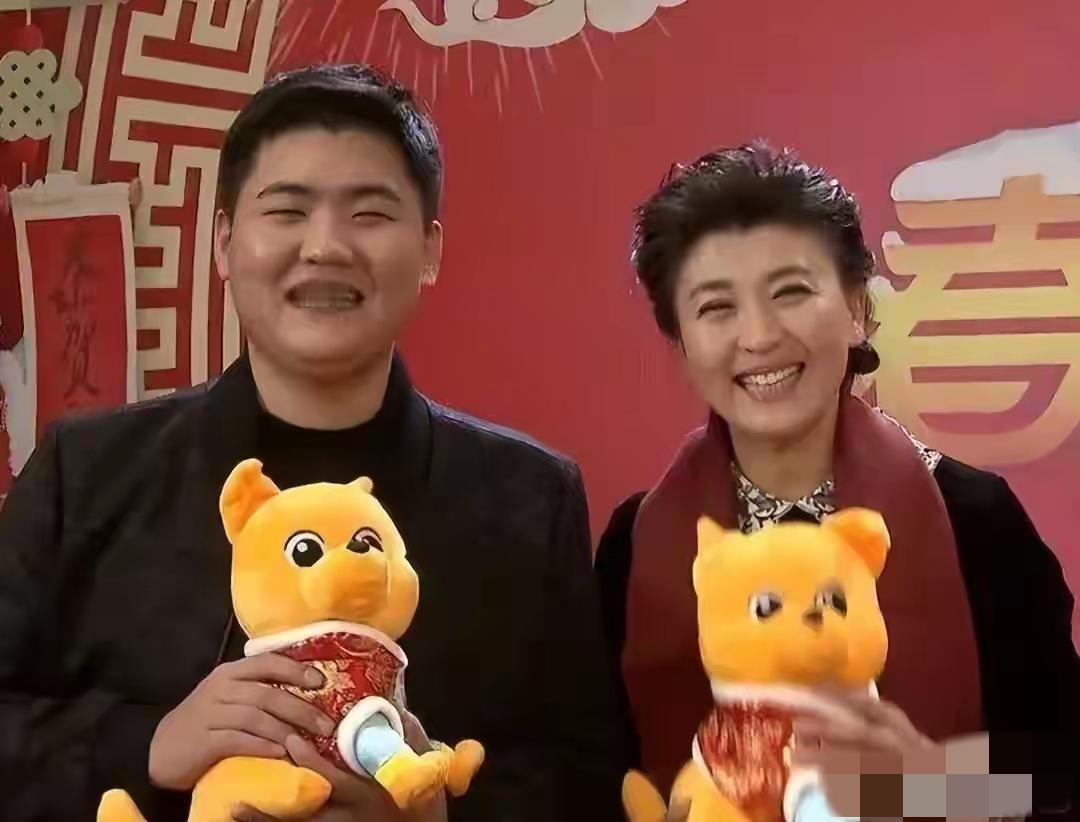 官媒就闫学晶儿子林傲霏高考录取风波发声，呼吁第三方介入调查。中戏澄清其录取至普通