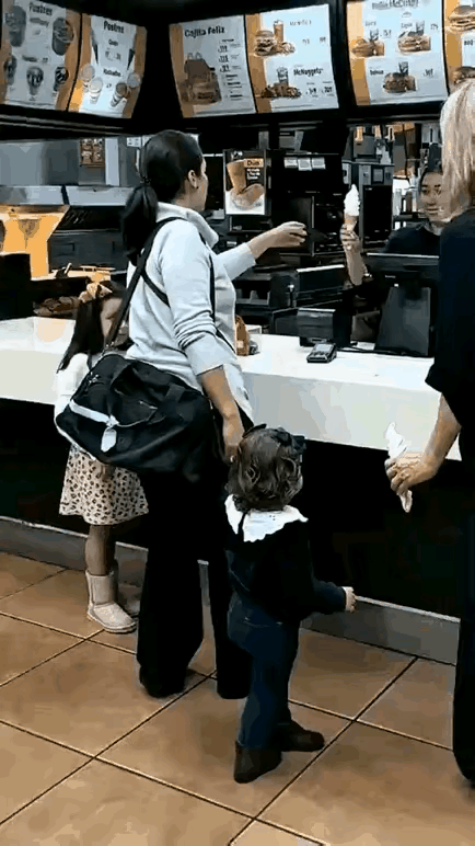 馋嘴的小孩姐，懂事的年轻妈妈。