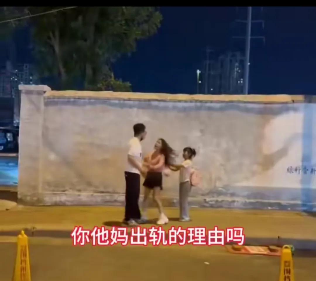 男的出轨，女的也出轨，难道都很光荣吗？还要不要脸了，当街指责，当街殴打，有啥意思