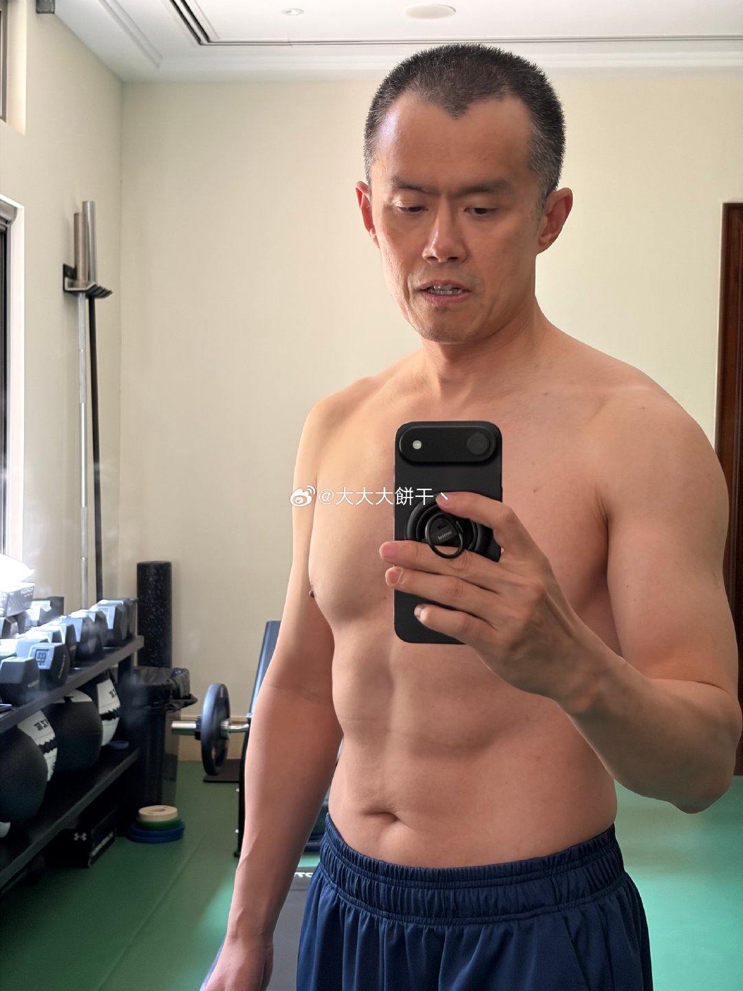 最近什么风？币圈流行这样拍照吗？前天看见孙割，现在又是赵长鹏～这是要转型擦边博主的节奏？[doge]