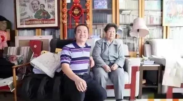 这就是毛主席女儿的家，有点乱，没啥值钱的物件。照片中，那位坐在沙发上的阿姨，就