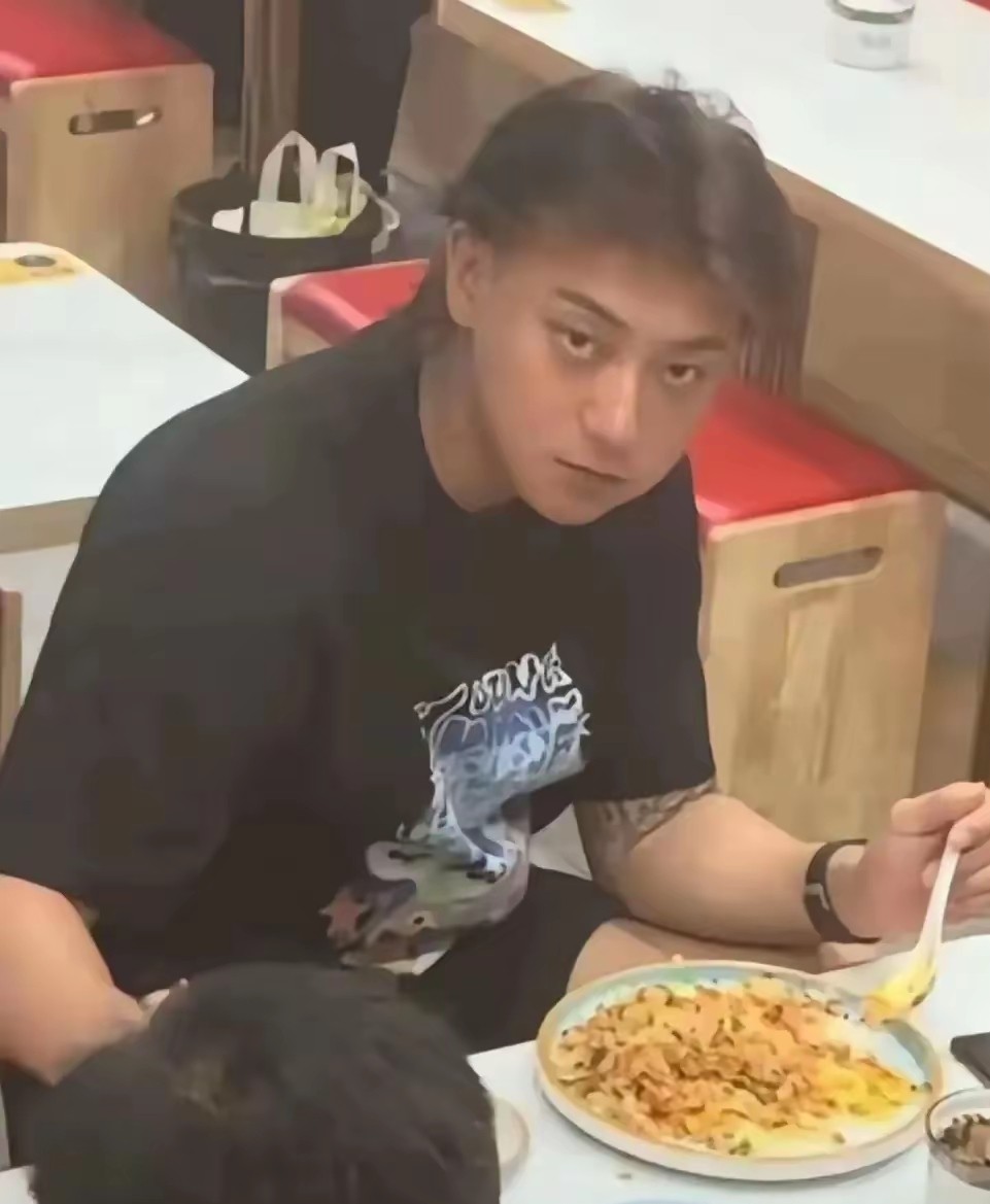 杭州餐厅遇见黄子韬，造型变化大，化妆与素颜判若两人
