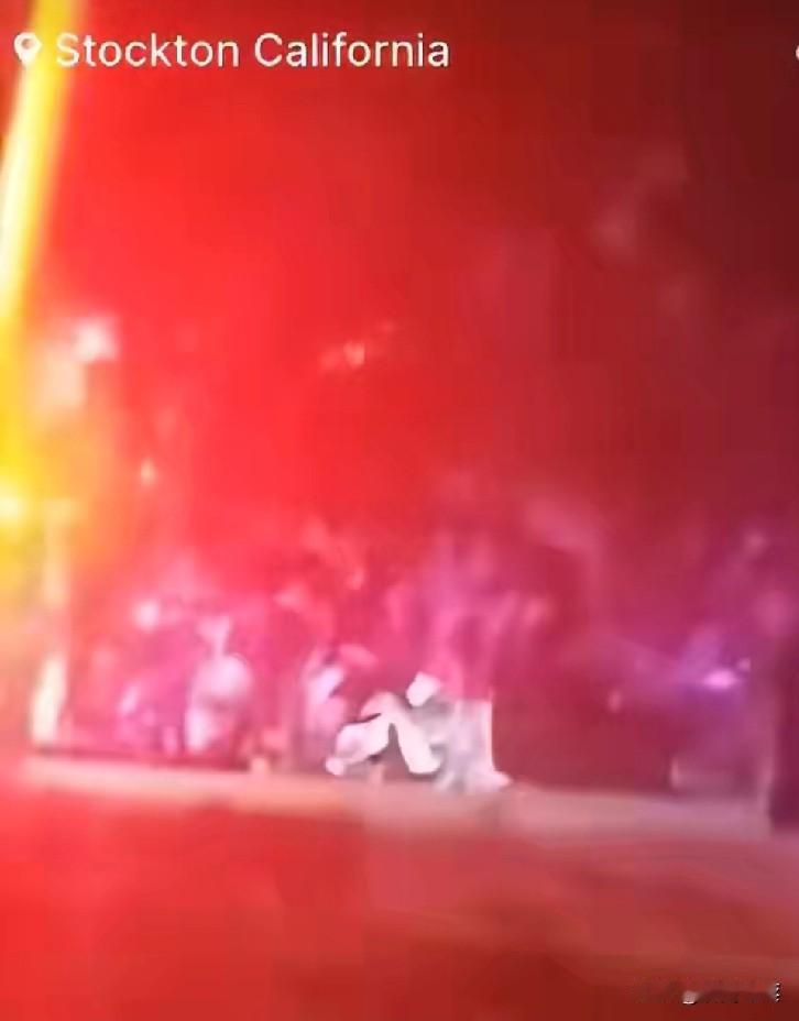 美利坚合众国这枪击案真是没完没了！就刚刚加州一场儿童生日派对又成了悲剧现场，至少