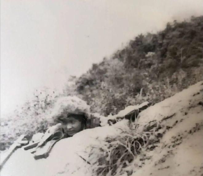 对越自卫反击战一等功臣张长海，潜伏3天3夜，不吃不喝，大小便随身排出。405战斗