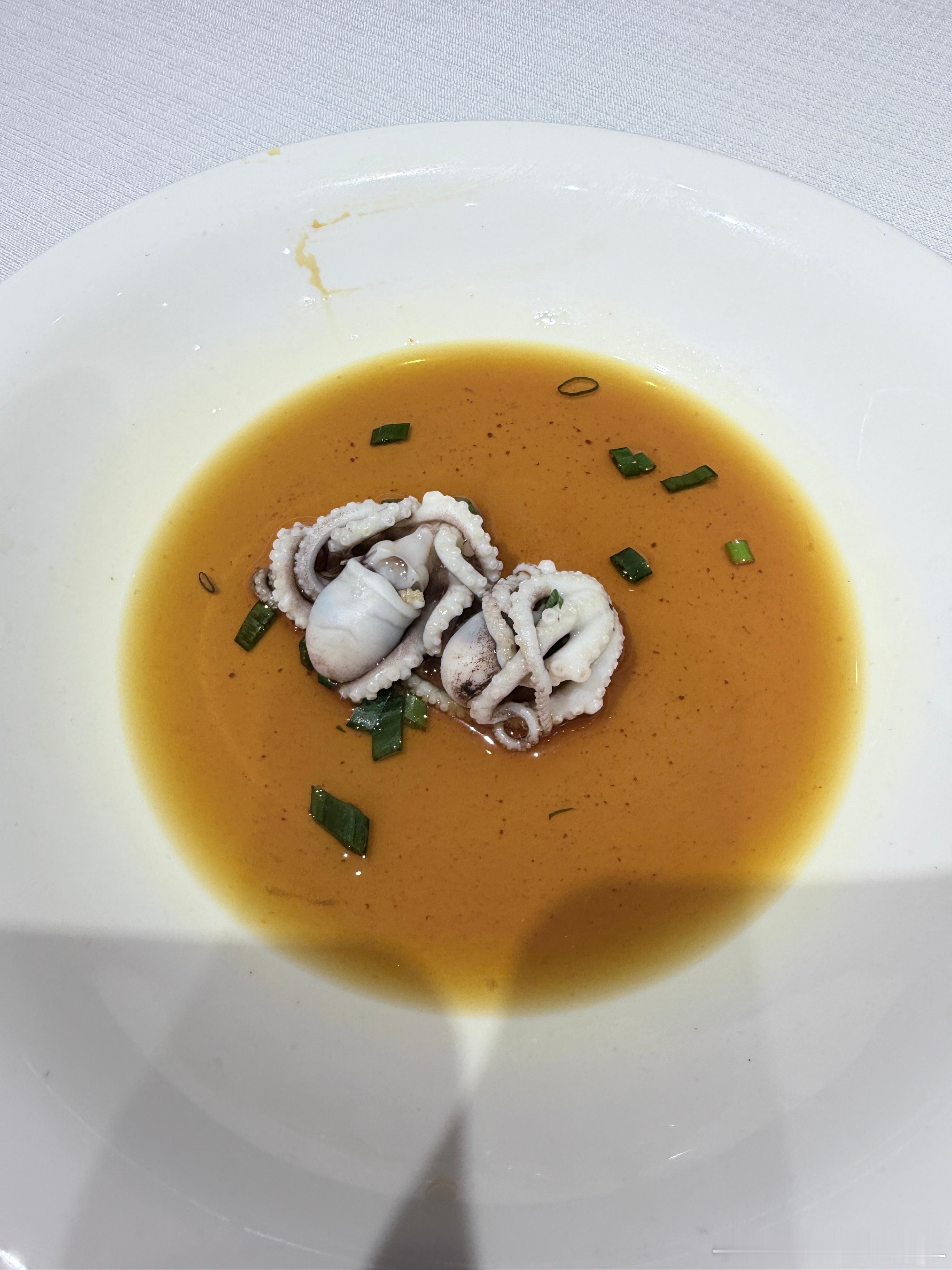 宁波盛丰记，绝对有点东西！以下点的每一道都很好吃，特别是招牌红烧鲳鱼。鱼皮是有些