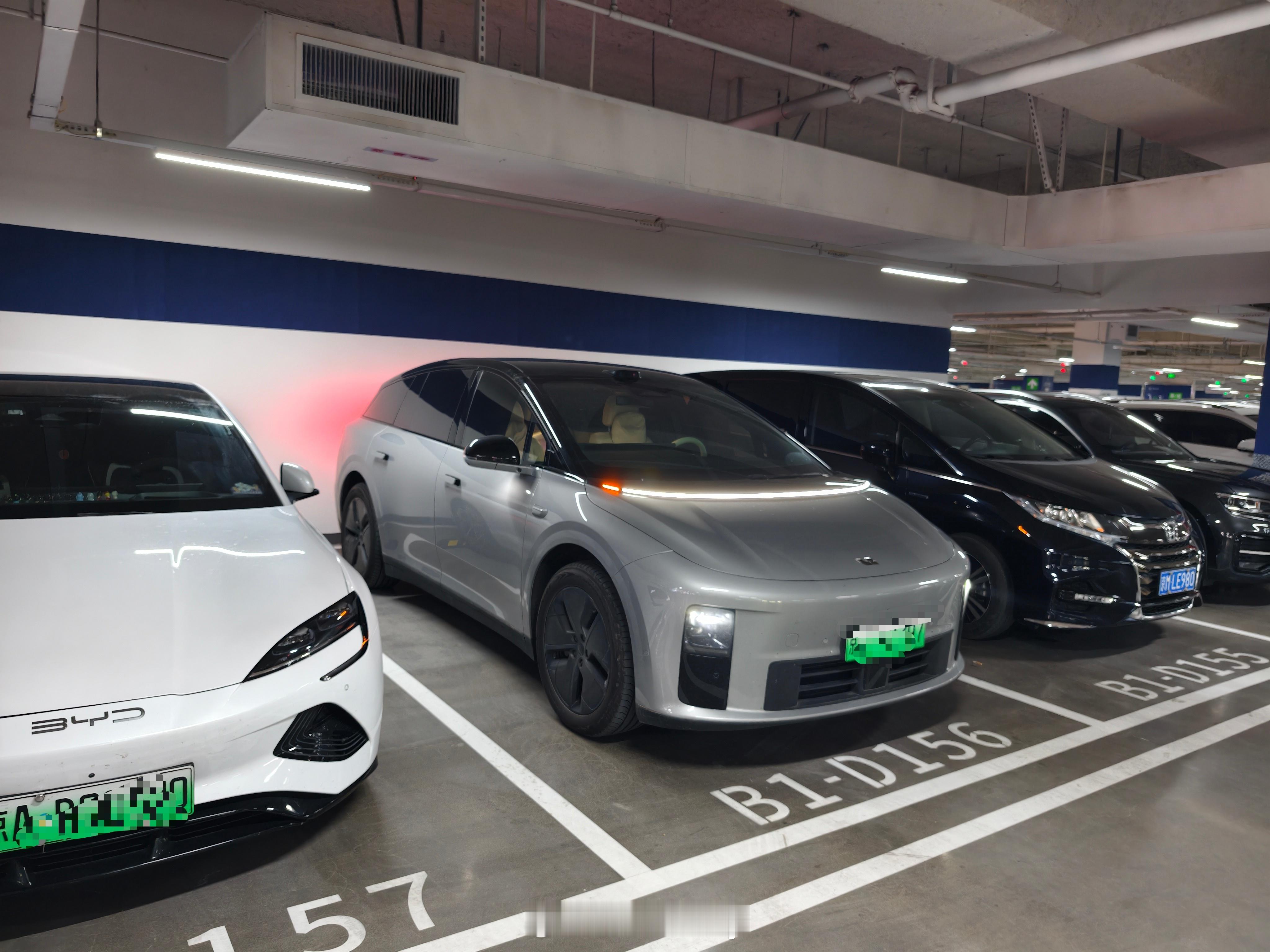 #新能源车停车难调查#主要是现在新能源车都太大了，因为追求大空间，大尺寸，然后很多车位吧都是之前画的