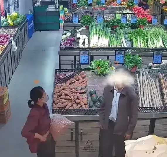 超市监控下令人惊讶奇葩一幕大妈和大爷买花生，大妈拿着铲子一阵猛装，装了足足十斤