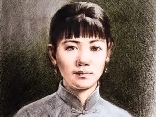 1898年，谭嗣同被关入大牢。一日，牢中来了一女子，扑上前就撕扯谭嗣同的衣服，嘴