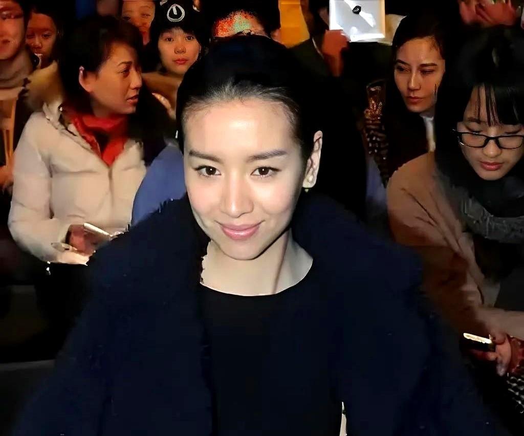 一觉醒来董洁的世界仿佛要塌了。不是潘粤明要和她复婚，也不是又有绯闻传出，