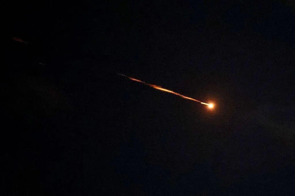 伊朗21轮打击！重击美航母，动用1吨重弹头，特朗普增派情报人手在伊朗的第21轮