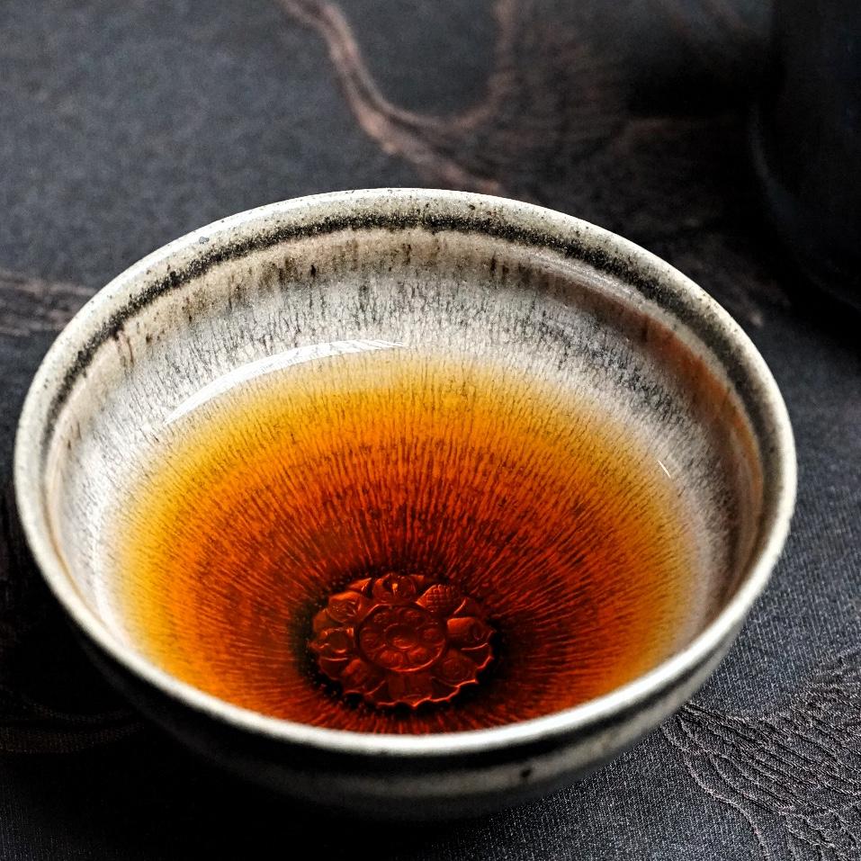 最近一直在喝存了22年的普洱茶生茶，自己2007年买的，2003年生产的，易武高
