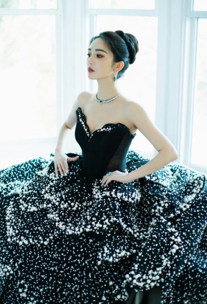 跨年晚会颜值大惊喜！靳梦佳在湖南卫视跨年舞台上换了妆容，走温婉大气路线，美到网友