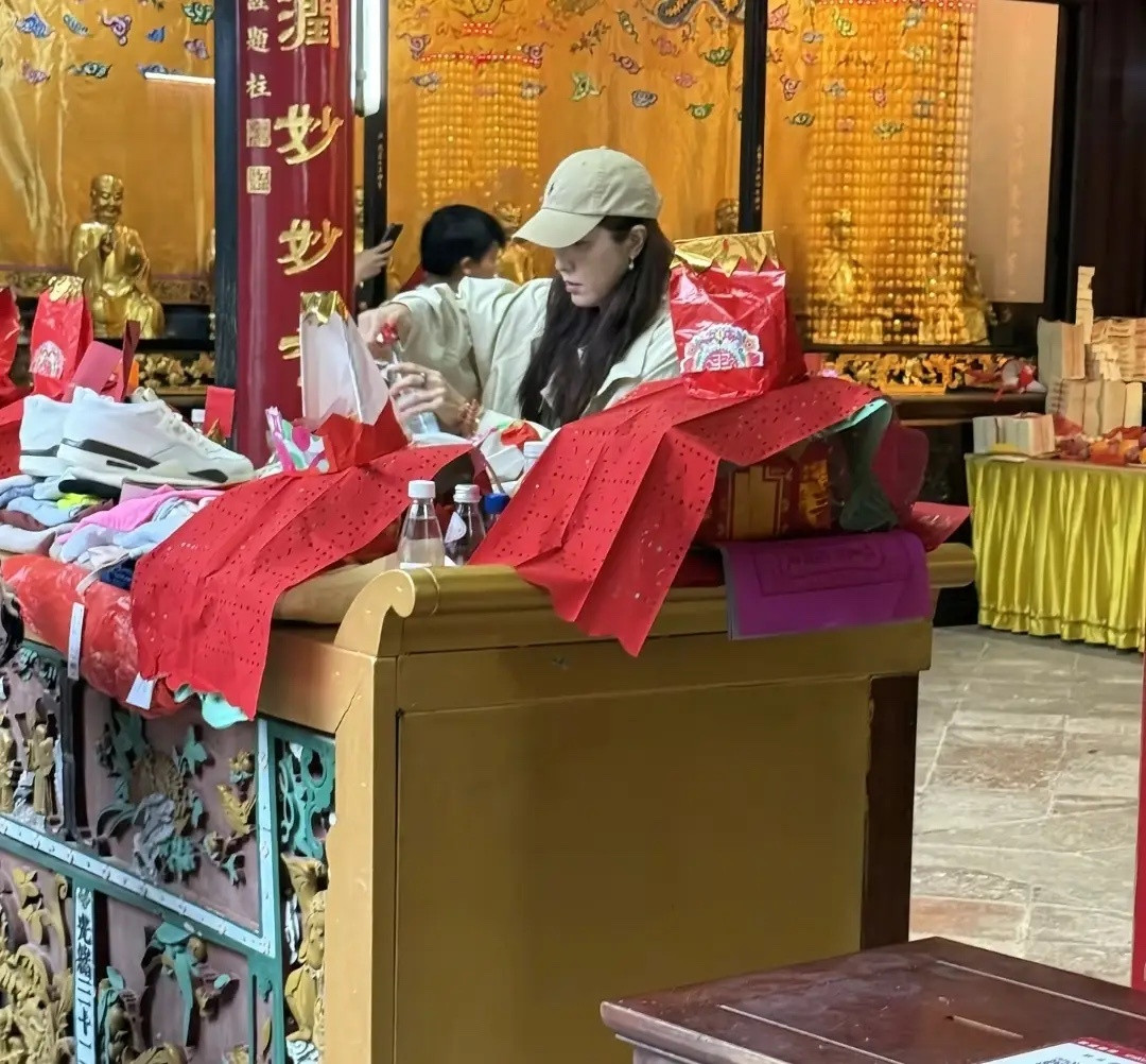 曾黎带男友澳门拜观音，妈妈妹妹都在亲如一家，男方个高长相普通！