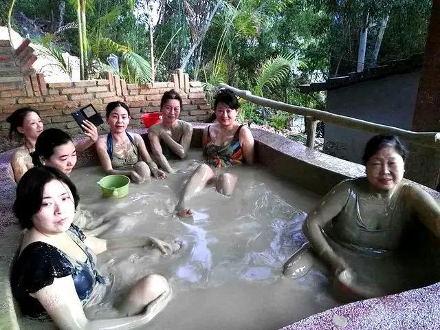 女澡堂的对话前几天与闺蜜去市里的一家温泉浴池洗澡，见一中年妇女带着个挺大的男孩