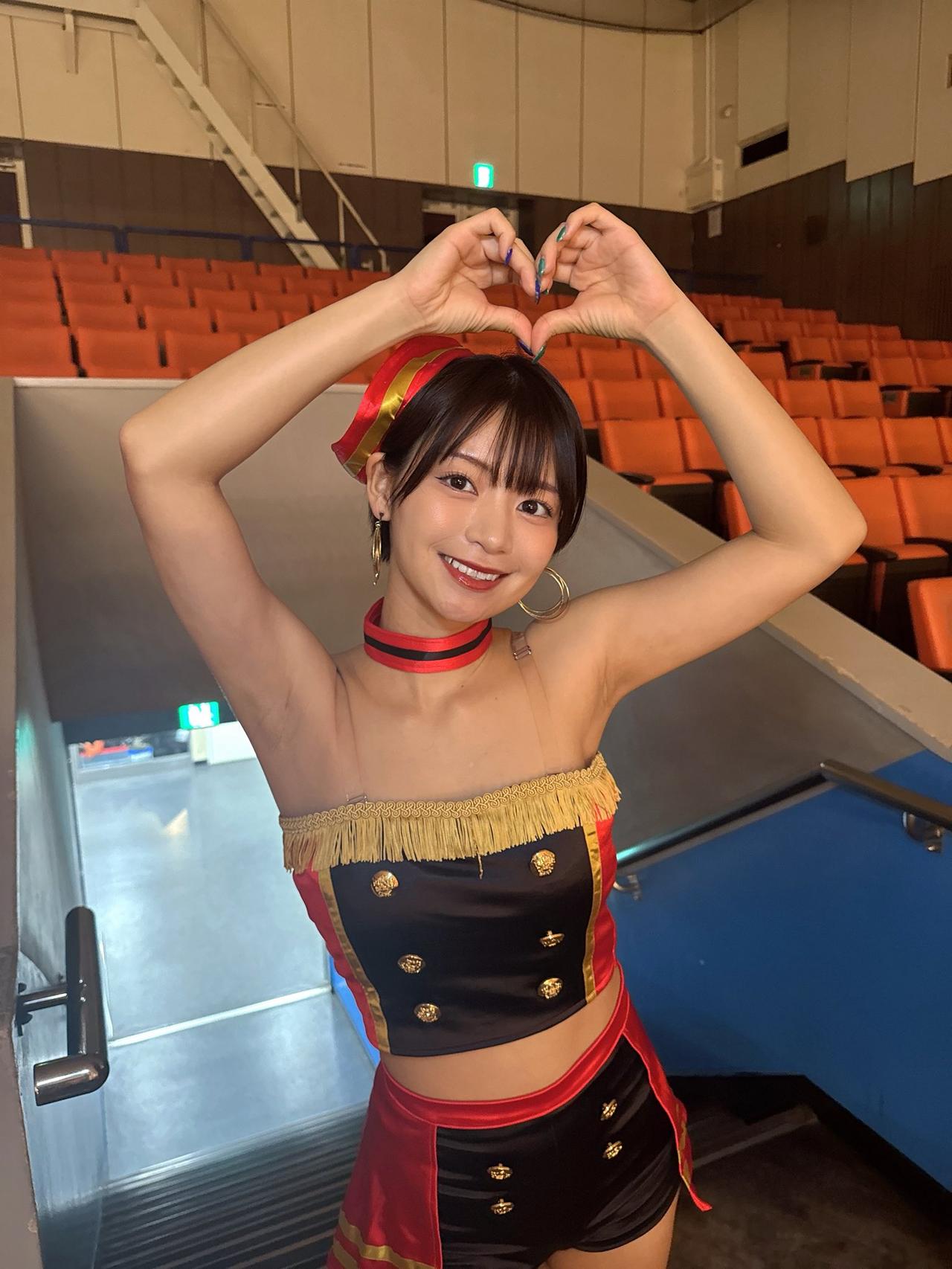 笑语盈盈暗香来，似曾相识燕归来。