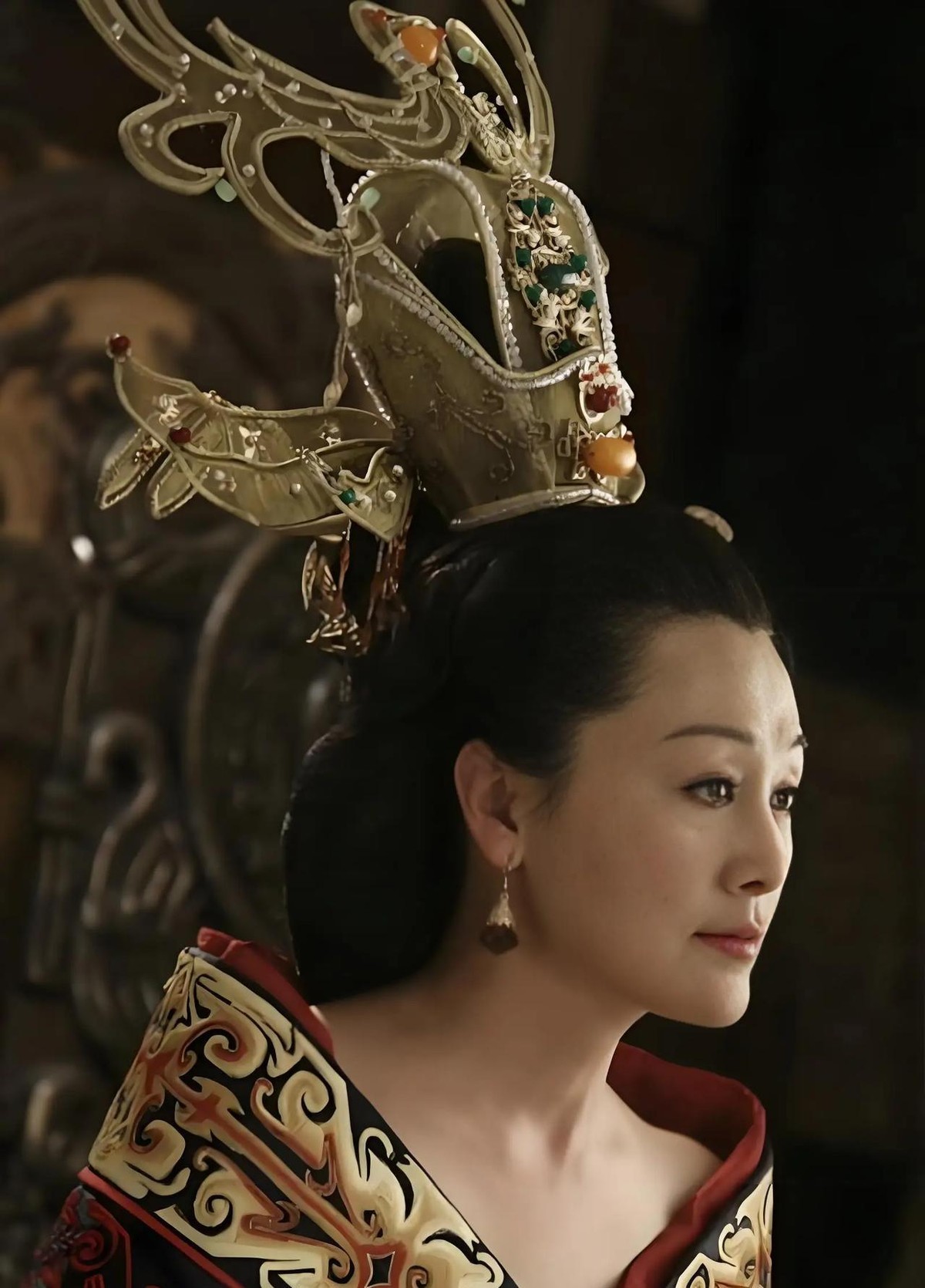 西汉年间，丞相陈平故意整日饮酒享乐、不理政务，吕媭见状跑到吕后面前告状，没想到吕后不但没有责罚陈平，