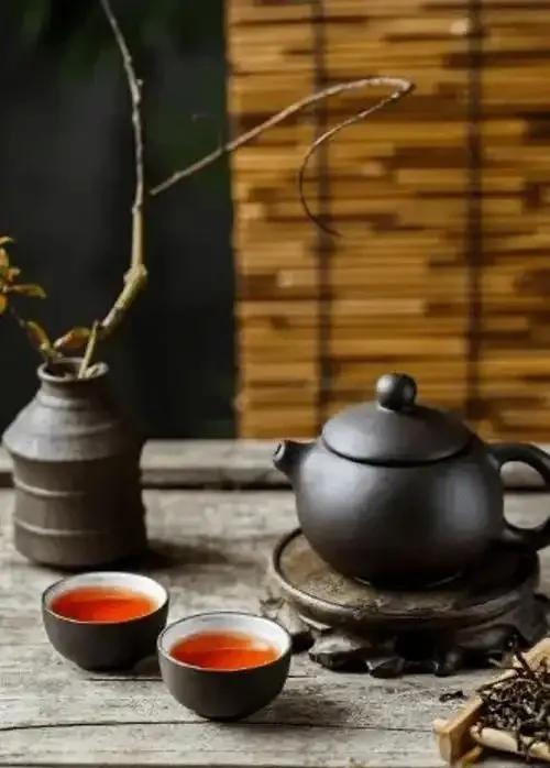 一位银行行长曾非常现实的话：60岁，有100万存款，真的可以躺平了，一个月花30