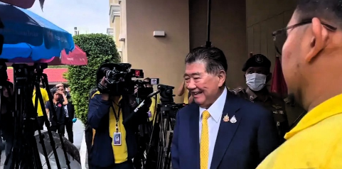 昨天下午3点泰国代总理普坦来到泰国前总督府签署文件。他花了大约40分钟才从总部1