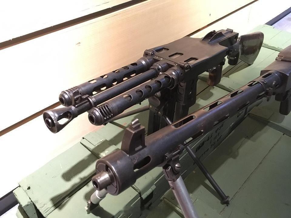 二战时期保加利亚设计的实验型三管冲锋枪M1944，由设计师HristoSp
