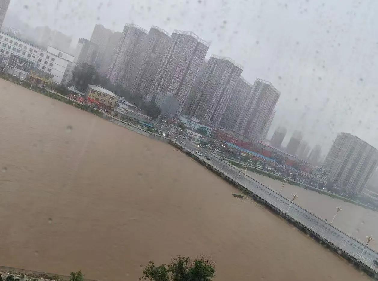 保定多个县区下起暴雨，车辆被淹，出行请注意安全！7月24日晚上至25日白天，