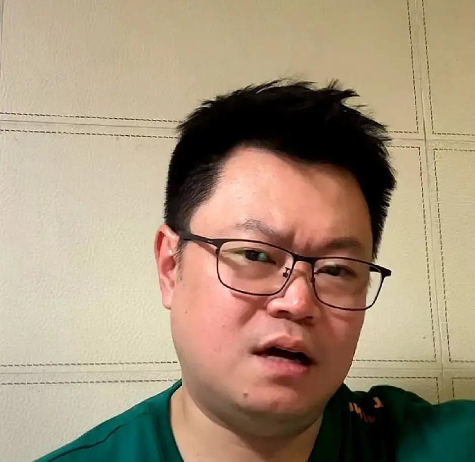 蒯曼4-3逆转佐藤瞳，所有人都认为是蒯曼涨球了，但侯英超一眼就看出猫腻，这