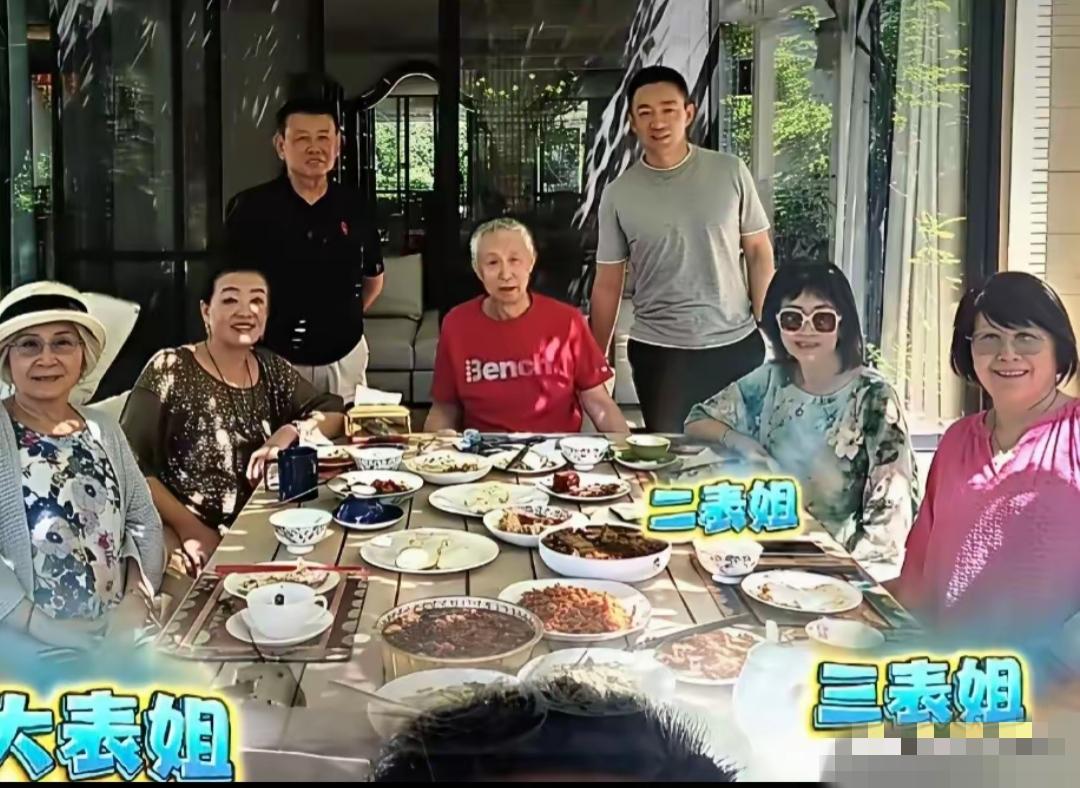 昨日张兰发出的全家福照片中，全是从加拿大不远万里过来的表哥姐表们，人都到齐了，唯