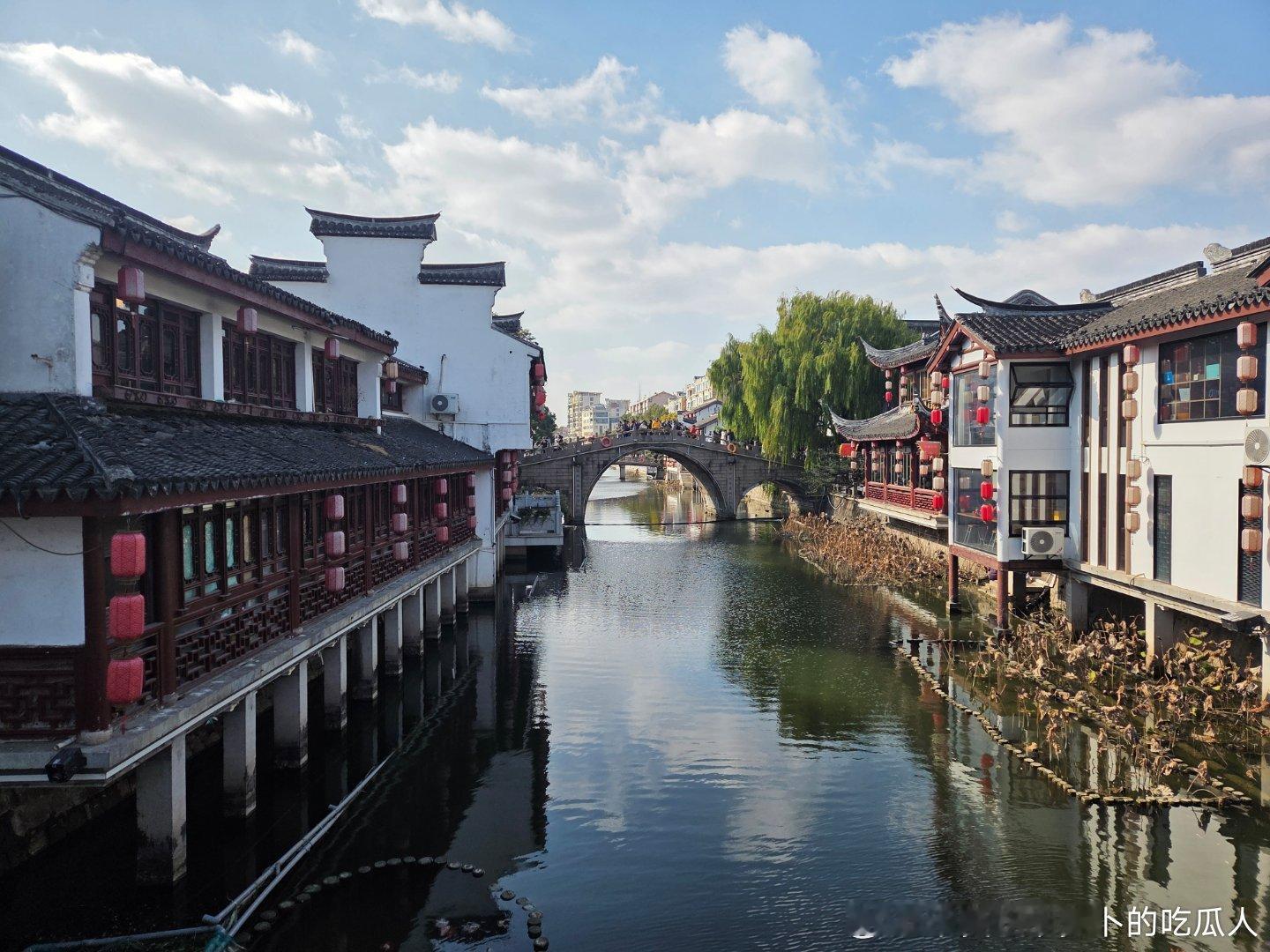 很多年没去七宝古镇了，最靠近市区的古镇了。人还挺多的，现在蟹壳黄、草头饼、海棠糕