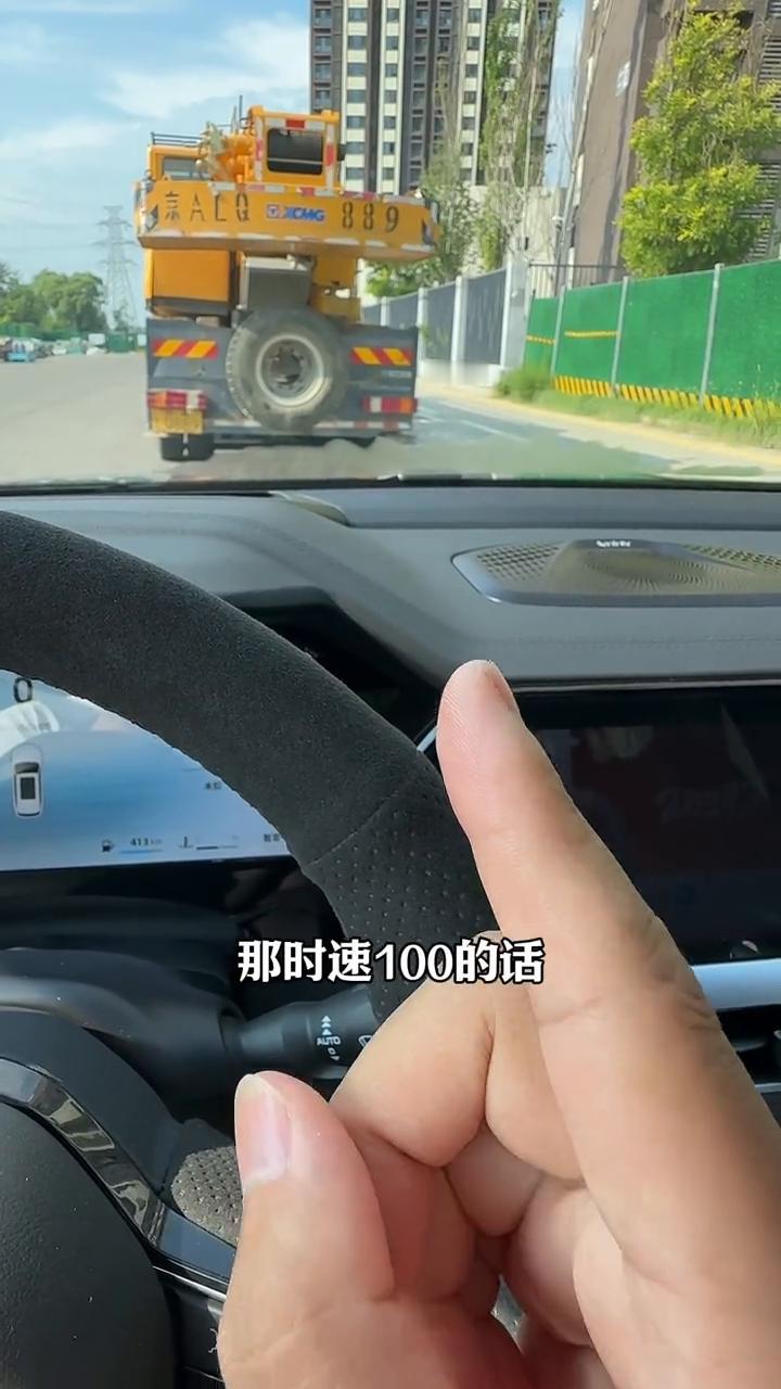 遇到大货车，5大驾驶保命技巧。开车遇到大货车，记住以下5点，关键时刻可以保命。