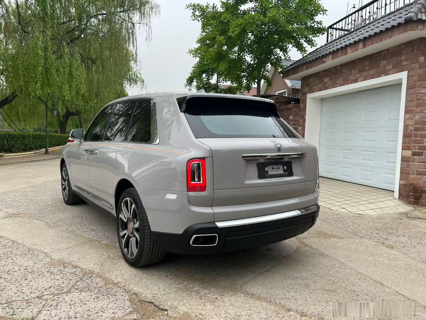 劳斯莱斯Cullinan4座流星，高定版配色，风暴灰/灰，